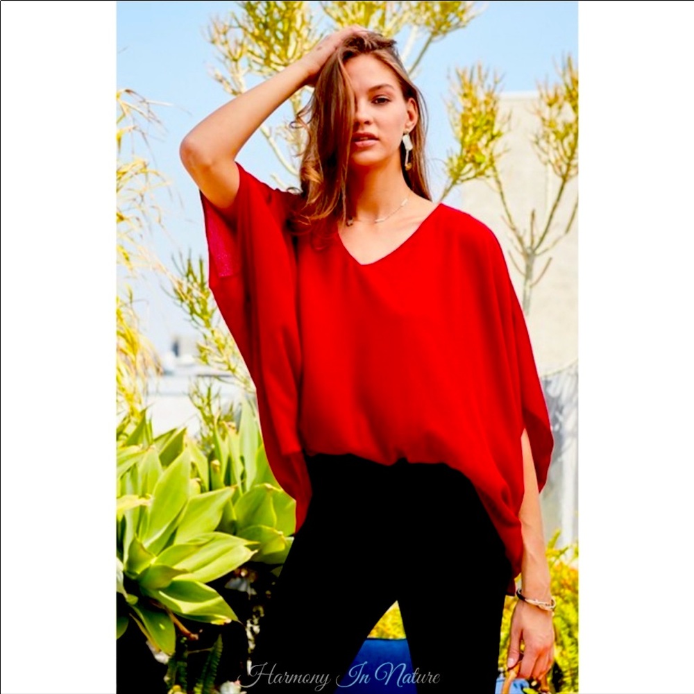Striking❤️Red v-neck top under-layer & batwing SLC